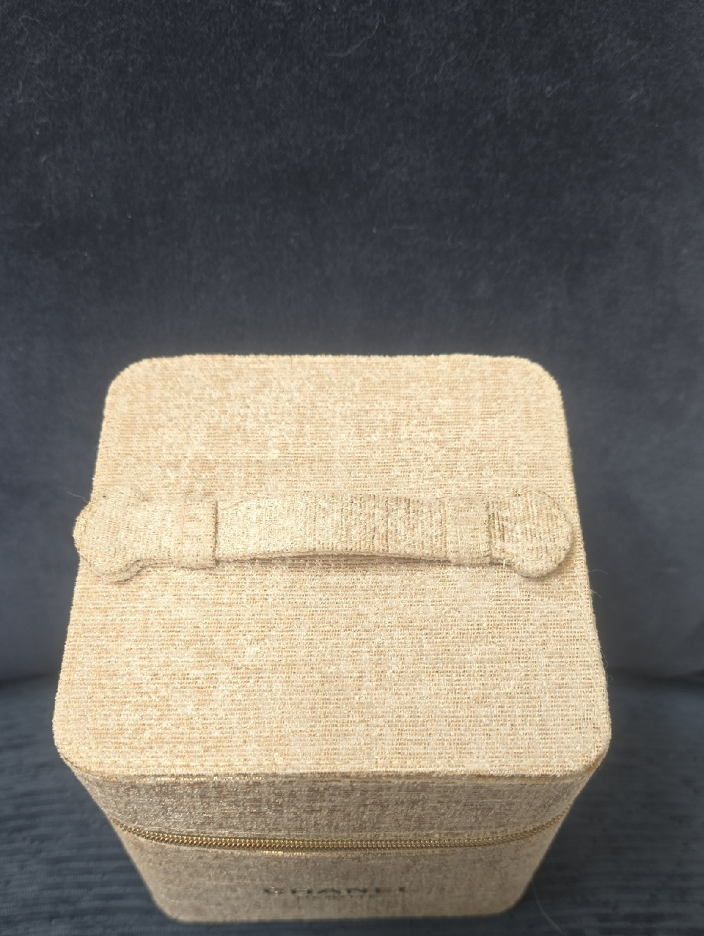 CHANEL beige textured makeup case with gold logo - Picture 3 of 7